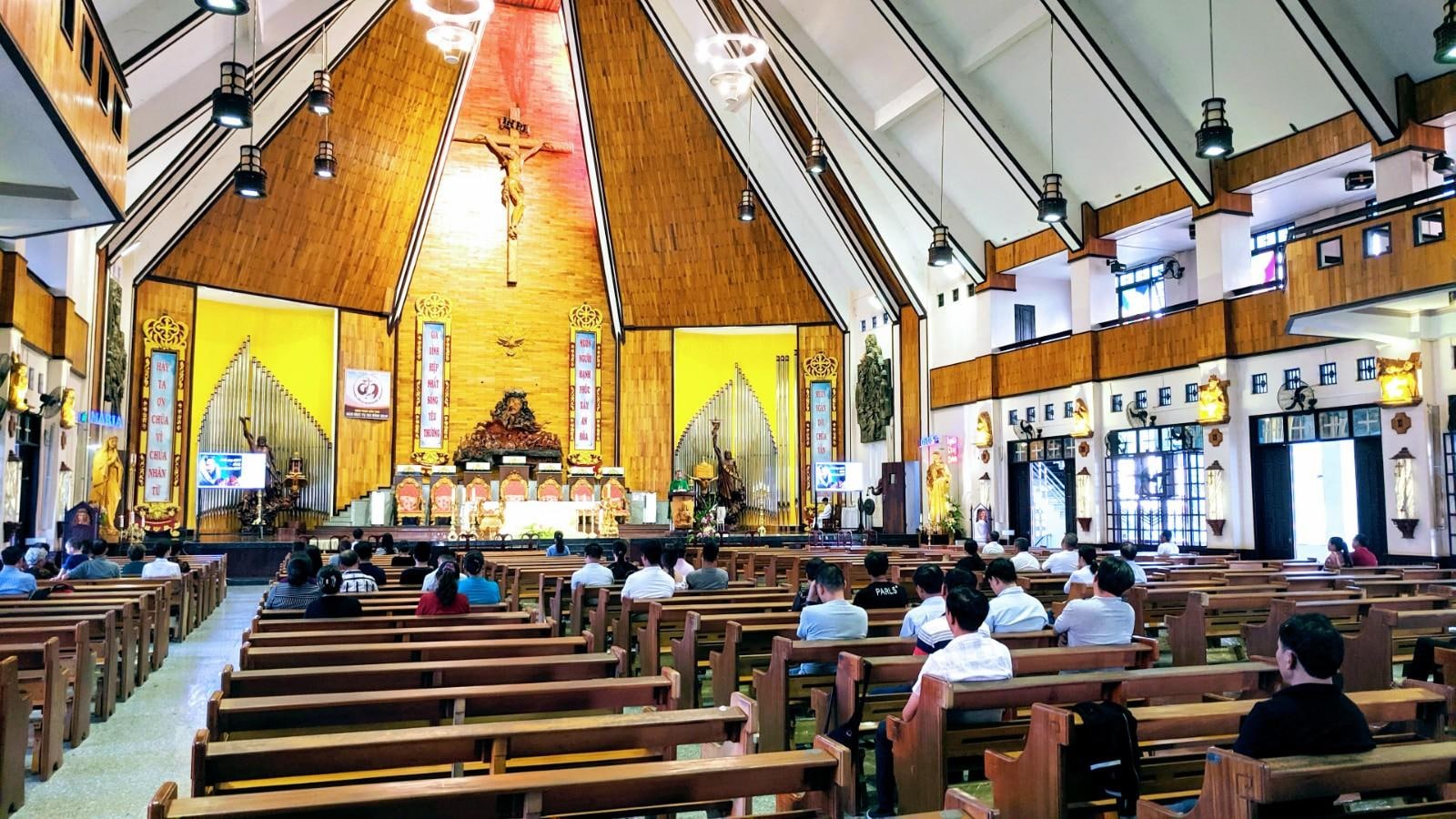 Du khách có thể tham gia xem thánh lễ được cử hành